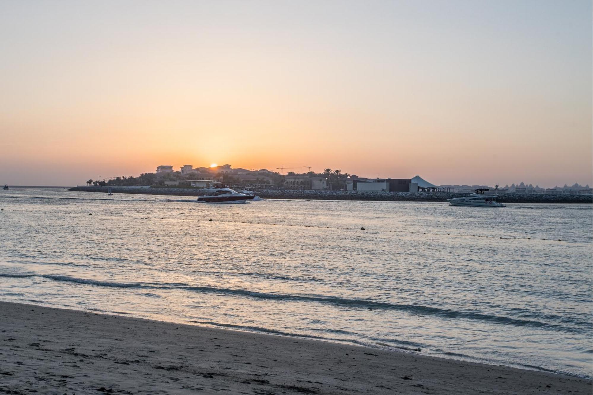 High Floor Beachfront 1br W Sunset & Sea View! * Dubai